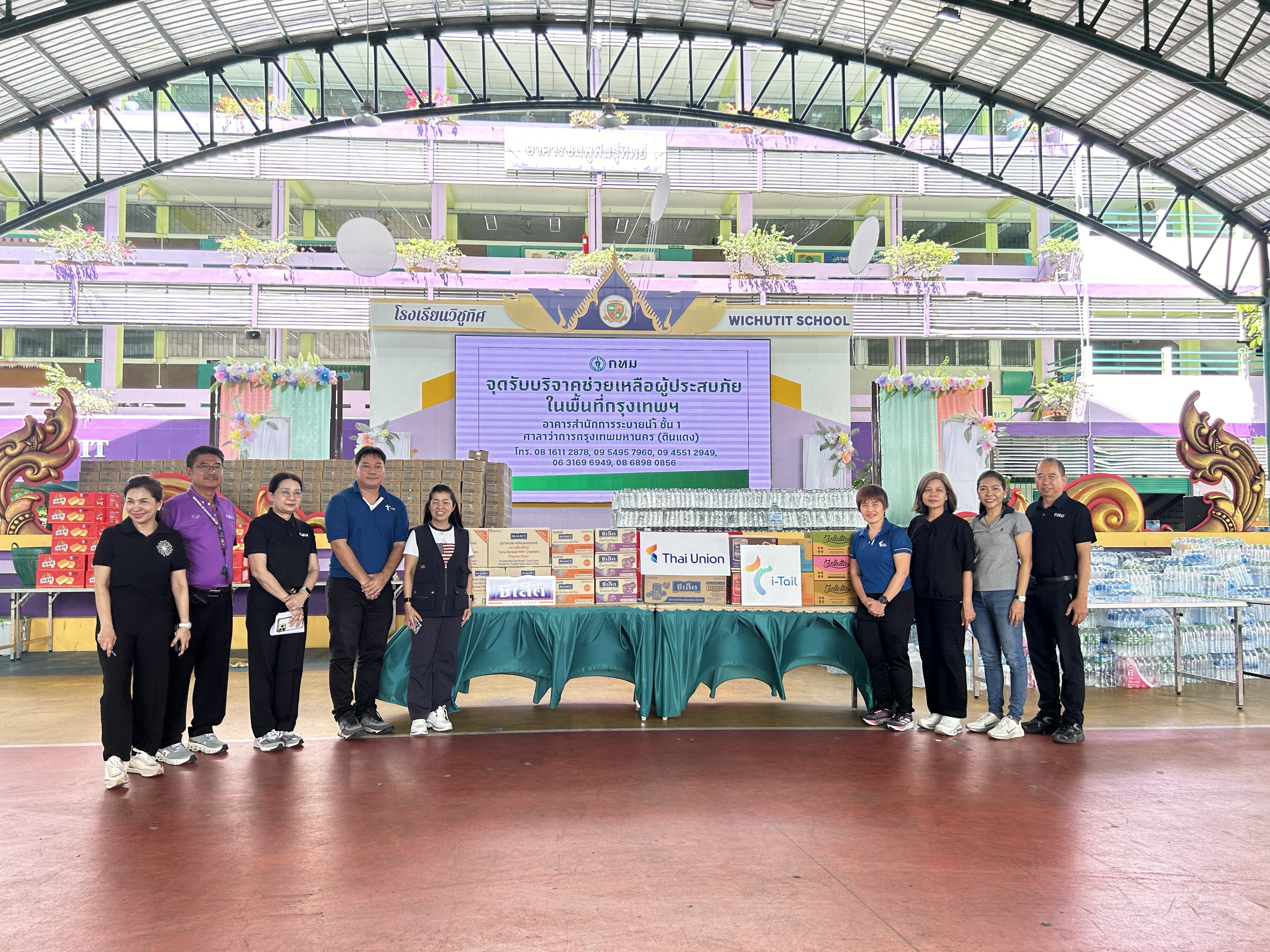 Thai Union and i-Tail deliver 37,000 cans of food and pet food
to flood-hit communities in Bangkok and nearby areas